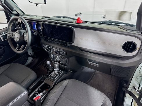 Used 2024 Jeep Wrangler Unlimited w/ Convenience Group image 27