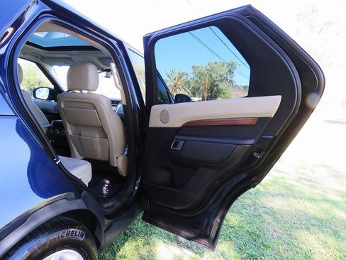 Used 2018 Land Rover Discovery HSE image 17