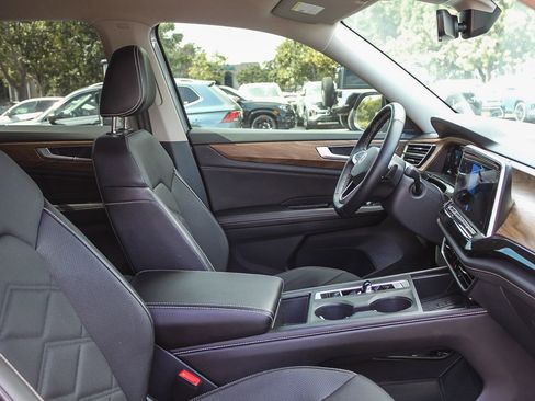 Used 2025 Volkswagen Atlas SE image 17