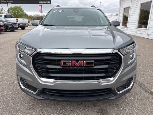 Used 2024 GMC Terrain SLE w/ Driver Convenience Package FWD image 2
