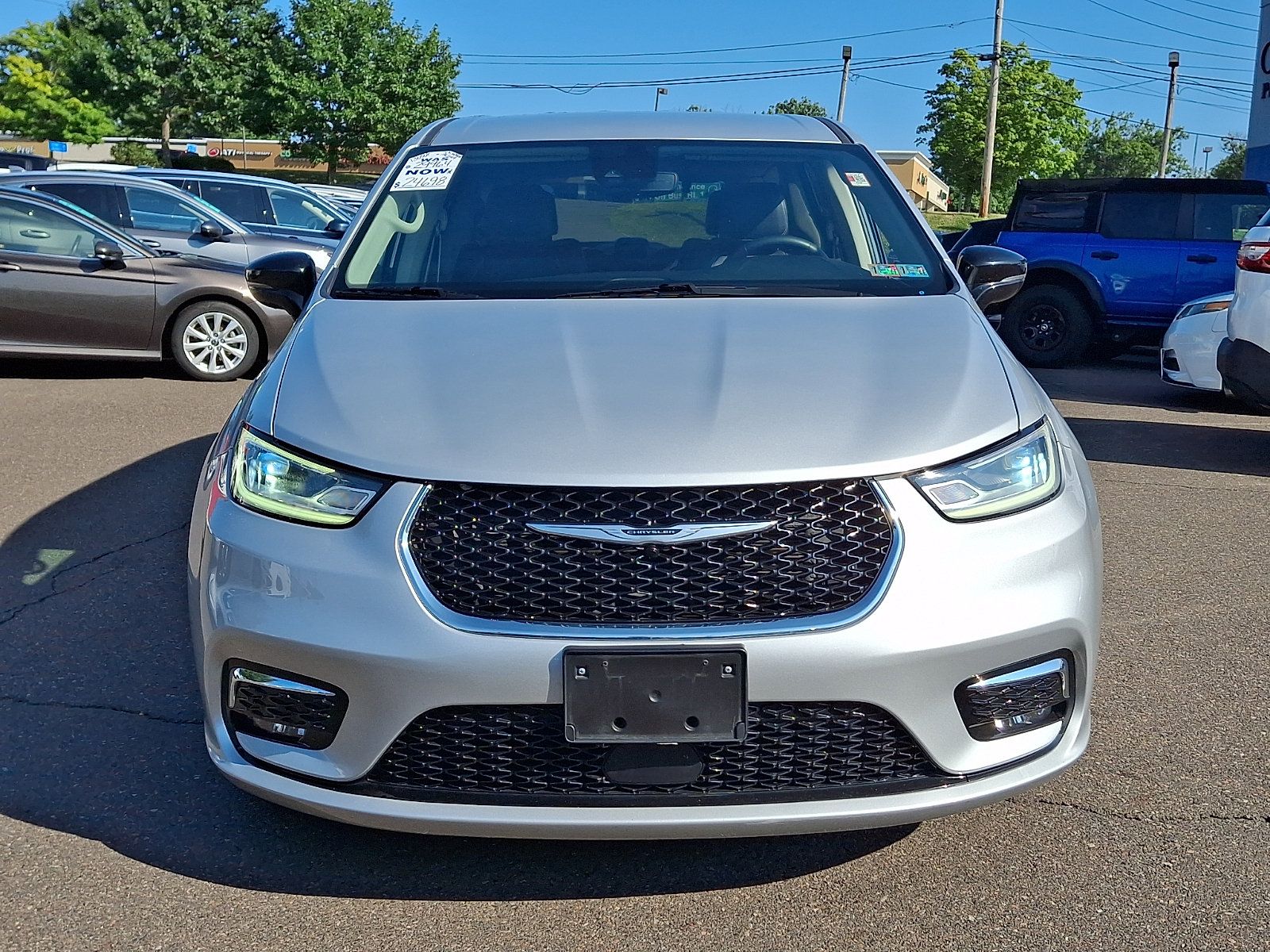Used 2024 Chrysler Pacifica Touring-L FWD image 2