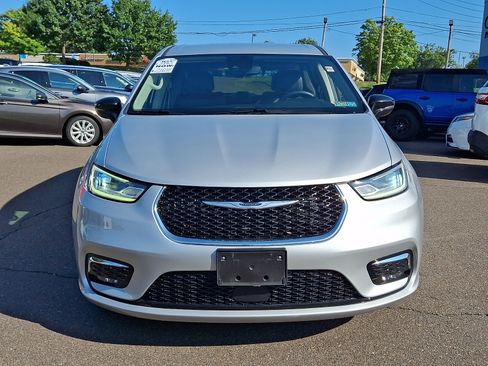 Used 2024 Chrysler Pacifica Touring-L FWD image 2