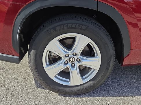 Used 2024 Toyota Highlander LE image 7