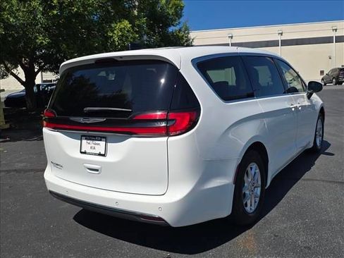 Used 2023 Chrysler Pacifica Touring-L FWD image 3