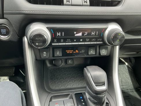 Used 2021 Toyota RAV4 XLE Premium image 21