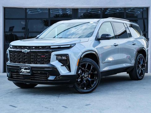 Used 2026 Chevrolet Traverse RS FWD image 1