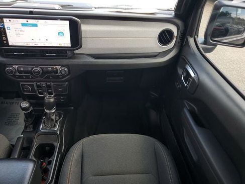 Certified 2025 Jeep Gladiator Sport AWD/4WD image 26