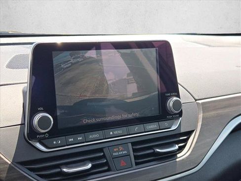 Used 2025 Nissan Altima 2.5 SV FWD image 11