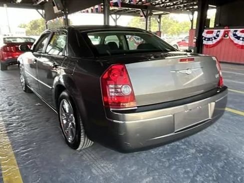 Used 2009 Chrysler 300 Touring RWD image 2