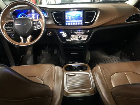 Used 2018 Chrysler Pacifica Limited w/ Tire & Wheel Group FWD image 8