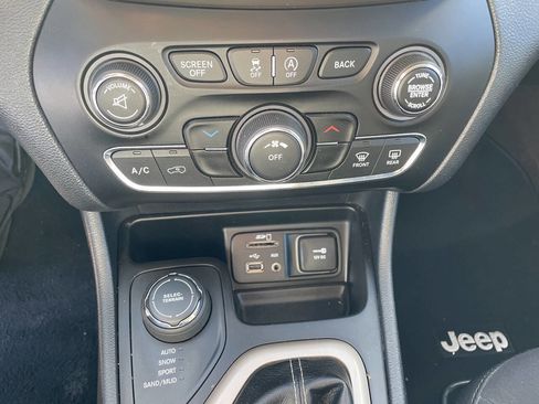 Used 2016 Jeep Cherokee Latitude image 23