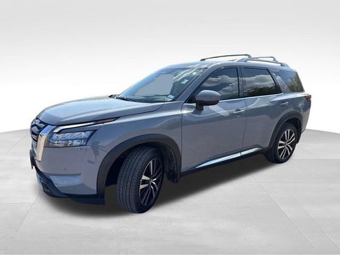 Certified 2025 Nissan Pathfinder Platinum AWD/4WD image 4