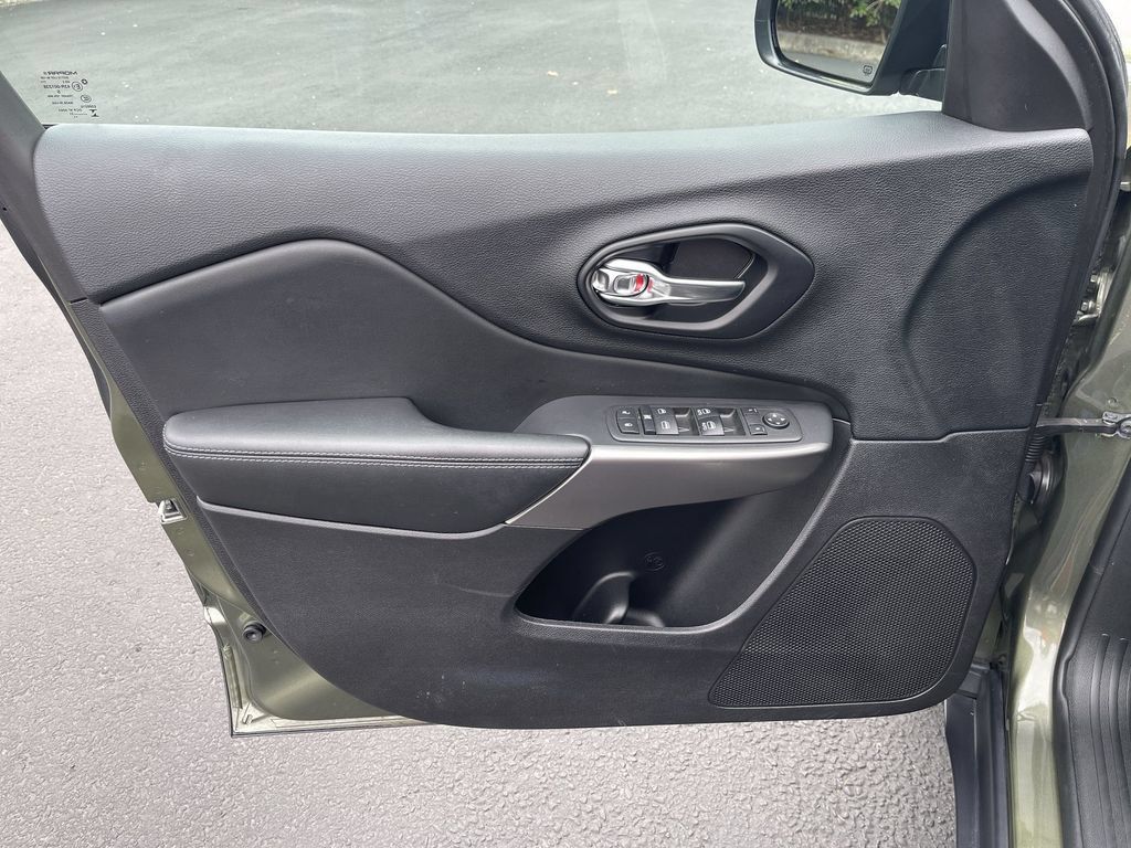 Used 2021 Jeep Cherokee Latitude FWD image 20