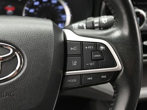 Used 2023 Toyota Highlander LE FWD image 23