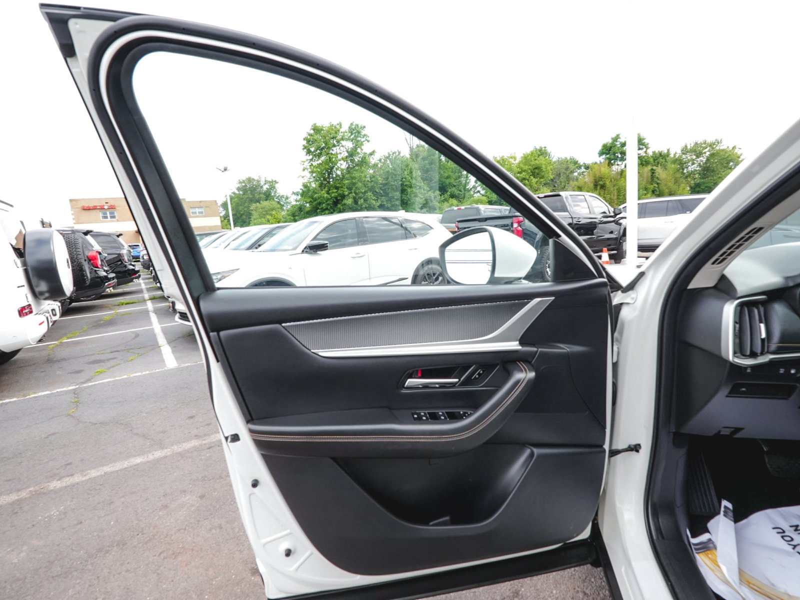 Used 2024 MAZDA CX-90 Plug-In Hybrid w/ Preferred AWD/4WD image 9