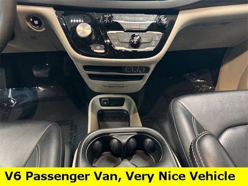 Used 2024 Chrysler Pacifica Touring-L image 16