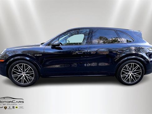 Used 2024 Porsche Cayenne Turbo image 5