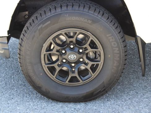 Used 2022 Toyota Tacoma SR5 RWD image 8