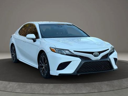Used 2018 Toyota Camry SE image 3