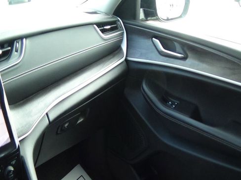 Used 2023 Jeep Grand Cherokee L Limited image 32