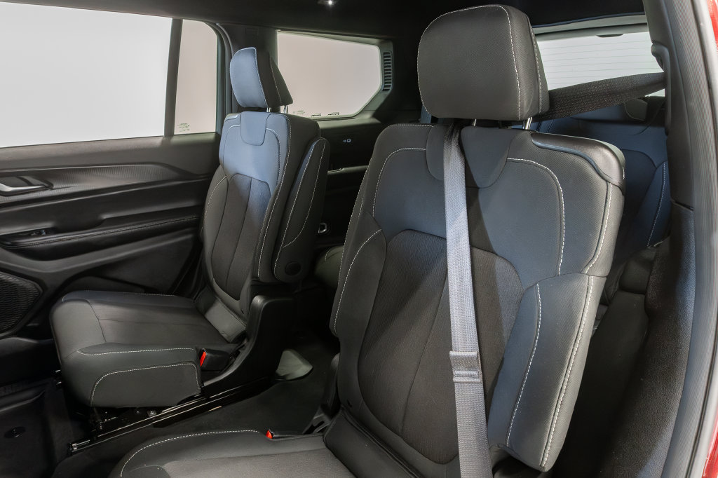 Certified 2025 Jeep Grand Cherokee L Laredo w/ Luxury Tech Group I AWD/4WD image 23