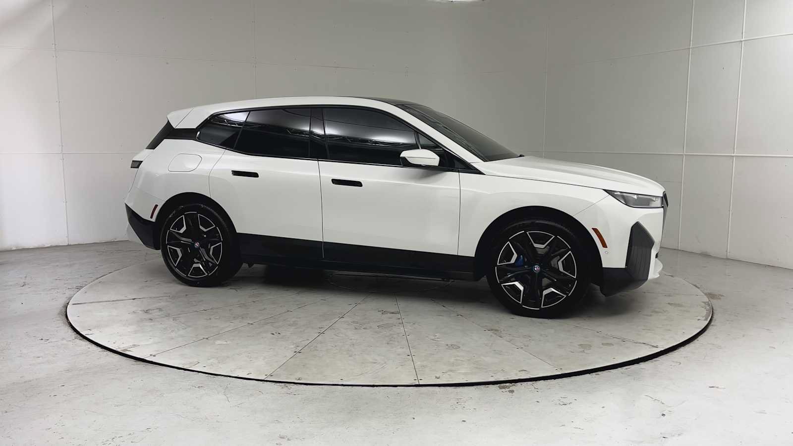 Used 2024 BMW iX xDrive50 w/ Sport Package AWD/4WD image 8