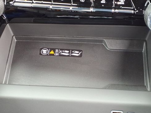 New 2026 Chevrolet Suburban Premier w/ Sun And Tow Package AWD/4WD image 9