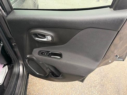 Used 2021 Jeep Renegade Sport w/ Sport Appearance Group image 16