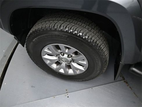 Used 2017 Toyota Tacoma SR5 image 41