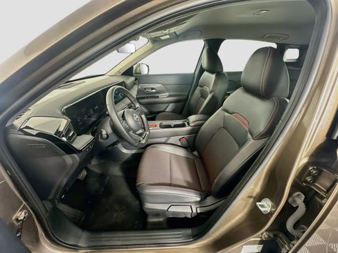 Used 2025 Nissan Kicks SR FWD image 13