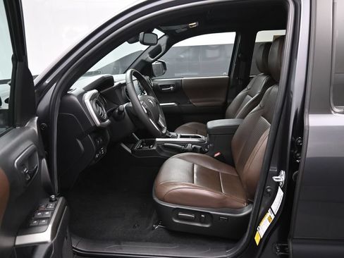 Certified 2022 Toyota Tacoma Limited AWD/4WD image 9
