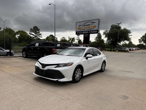Used 2018 Toyota Camry FWD image 3