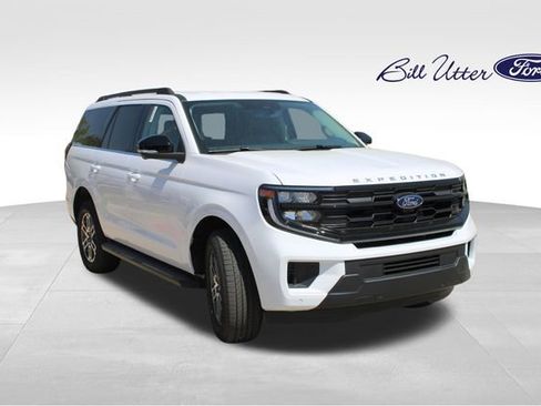 New 2026 Ford Expedition Active image 2