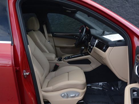 Certified 2025 Porsche Macan image 26