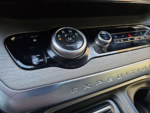 Used 2025 Ford Expedition Platinum w/ Driver's Package image 16