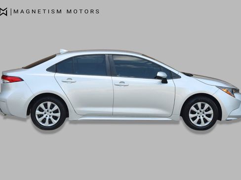 Used 2022 Toyota Corolla LE FWD image 2