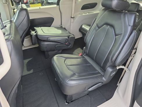 Used 2023 Chrysler Pacifica Touring-L image 31