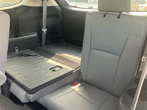 Used 2020 Toyota Highlander XLE AWD/4WD image 40