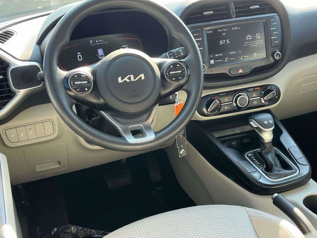 Used 2023 Kia Soul LX FWD image 2