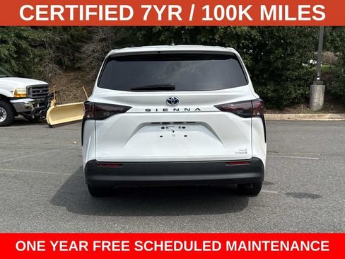 Used 2024 Toyota Sienna XLE FWD image 3
