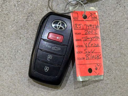Certified 2024 Toyota Venza XLE AWD/4WD image 33