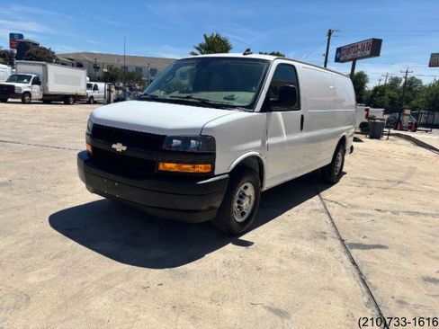 Used 2021 Chevrolet Express 3500 w/ Driver Convenience Package RWD image 3