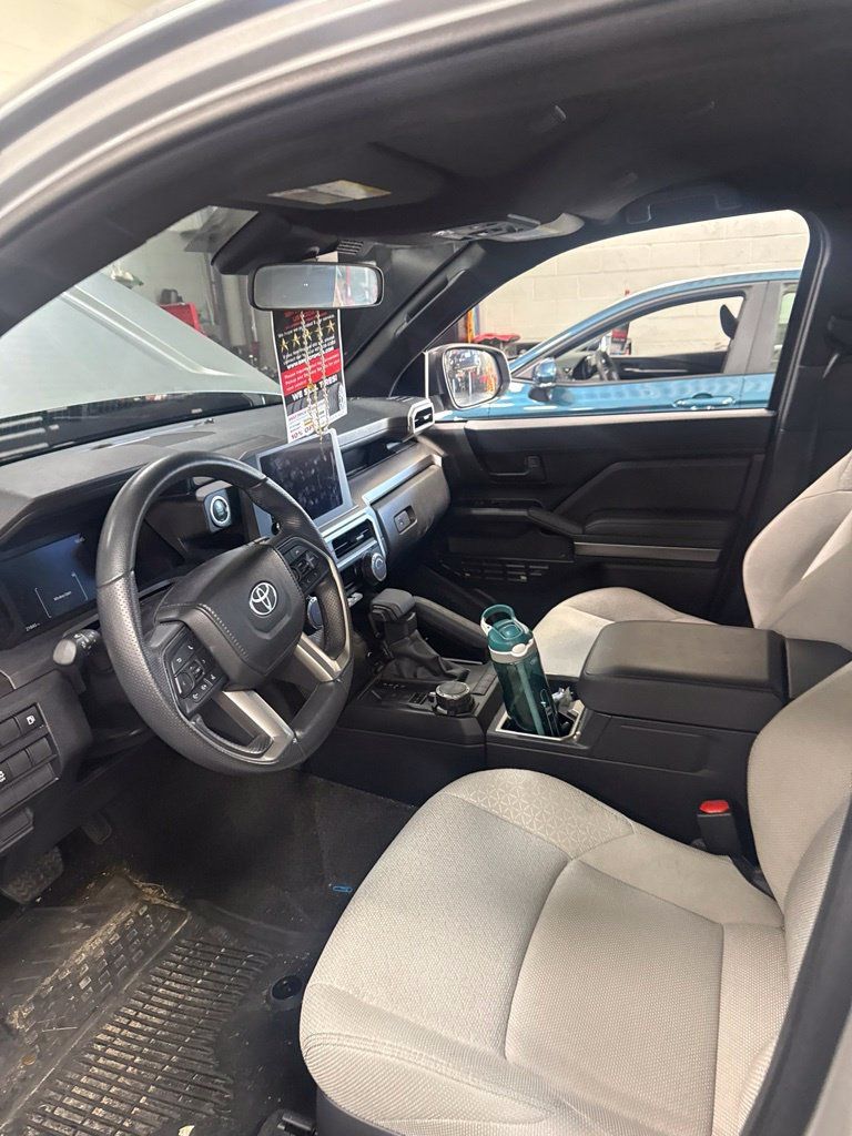 Used 2025 Toyota 4Runner SR5 AWD/4WD image 4