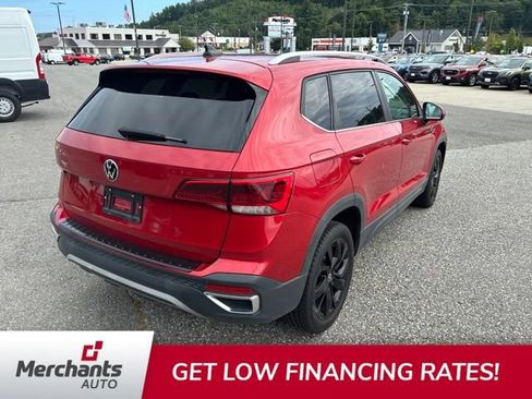Used 2022 Volkswagen Taos SE w/ Panoramic Sunroof Package FWD image 3