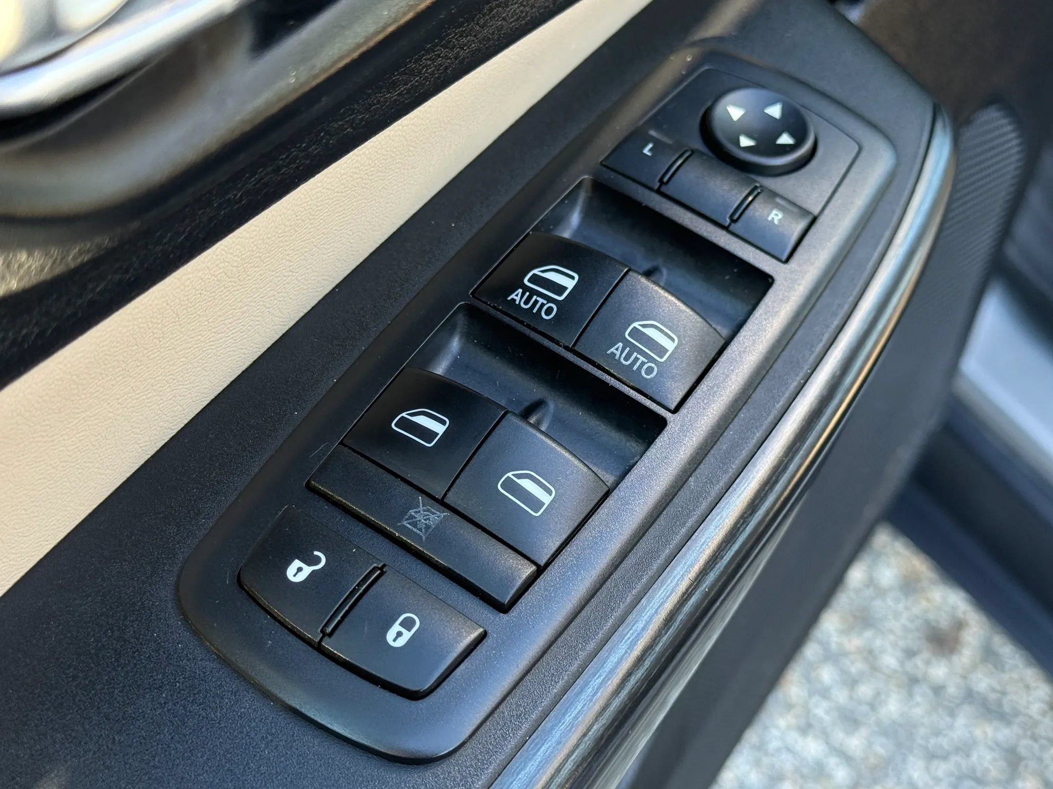 Used 2016 Jeep Cherokee Limited w/ Trailer Tow Group AWD/4WD image 23