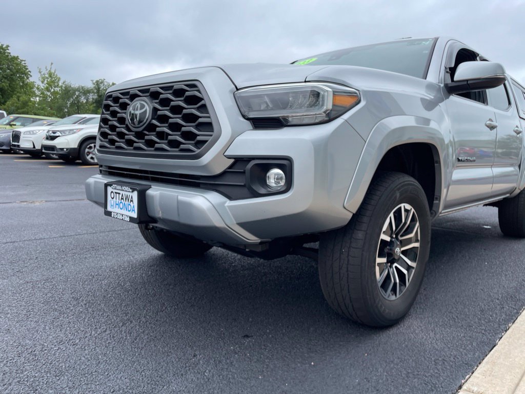 Used 2023 Toyota Tacoma TRD Sport w/ TRD Premium Sport Package AWD/4WD image 17
