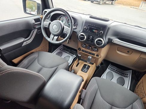 Used 2017 Jeep Wrangler Unlimited Sahara w/ Connectivity Group image 36