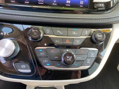 Used 2023 Chrysler Pacifica Touring-L FWD image 23