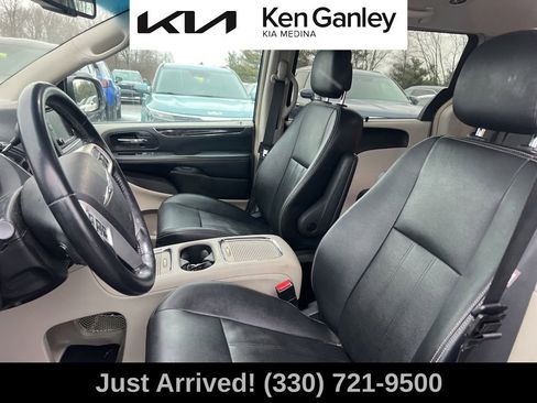 Used 2016 Chrysler Town & Country Touring w/ Driver Convenience Group image 11