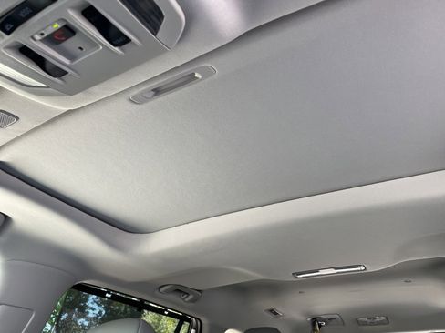 Used 2025 Toyota Highlander XLE image 28